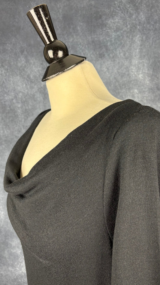 Robe noire en fin tricot à col baveux en mélange de laine Royal Robbins, taille medium. Vue de l'encolure.