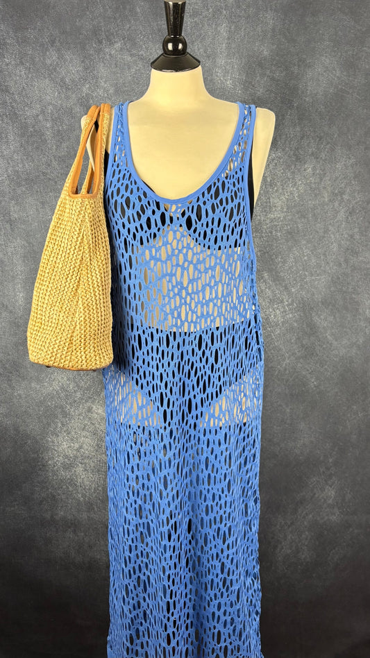 Robe de plage bleue Shan, taille 8. Vue de l'agencement avec un sac en paille et un maillot de bain.