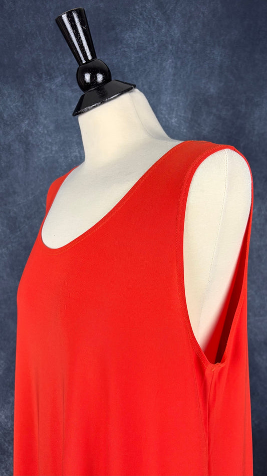 Robe longue orange parfaite pour la plage et les vacances Lili les Bains, taille medium (peut aussi faire large). Vue de l'encolure.