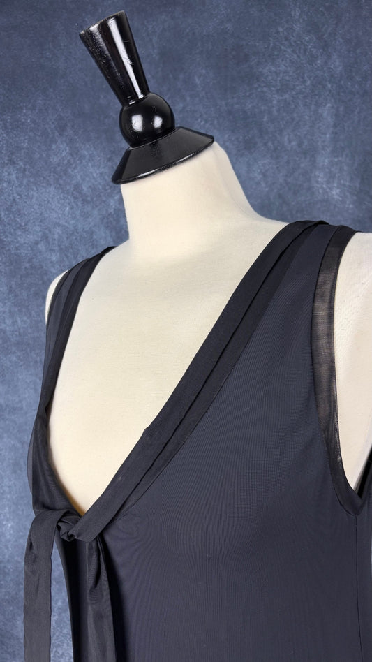 Robe de plage noire Shan, taille estimée à medium. Vue de l'encolure, cordons noués.