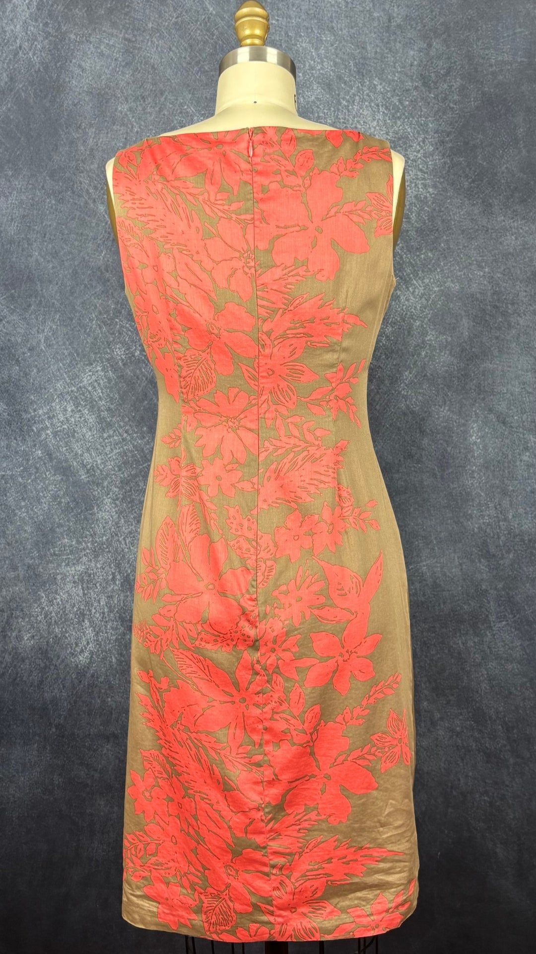 Robe plissée à la talle à jolis motifs floraux corail sur fond beige foncé Jones New York, taille 4. Vue de dos.