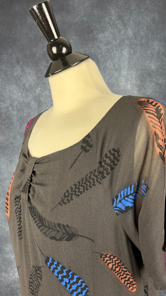 Robe droite motifs de plumes InWear, taille 12 (env. medium). Vue de l'encolure.