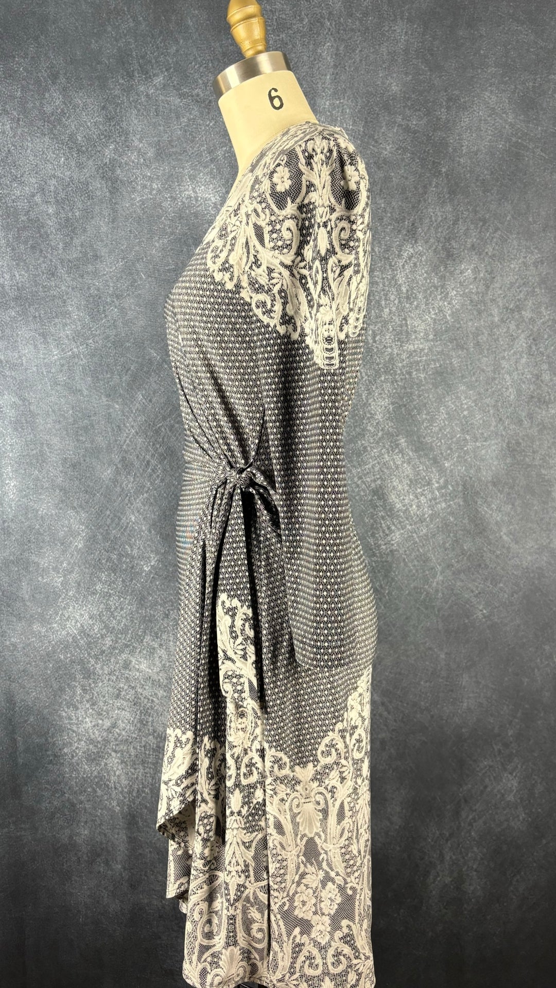 Robe portefeuille modèle Adele de BCBG Max Azria, taille small (xs). Vue de côté.