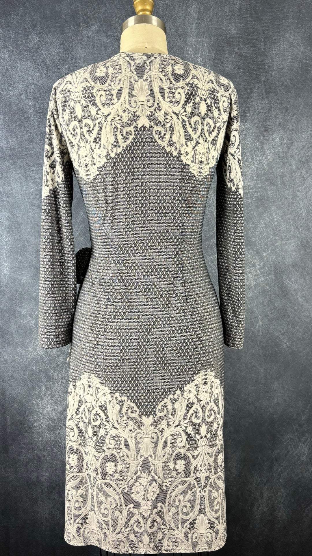 Robe portefeuille modèle Adele de BCBG Max Azria, taille small (xs). Vue de dos.