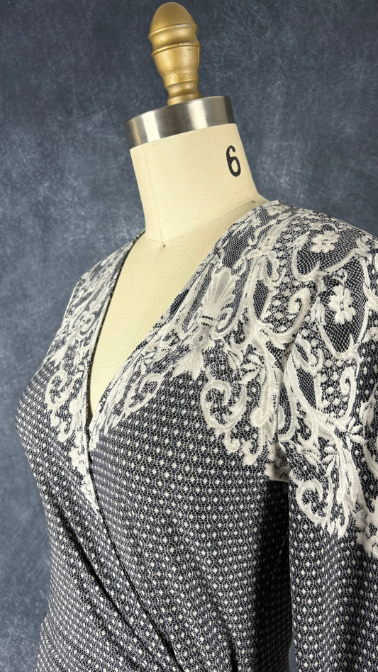 Robe portefeuille modèle Adele de BCBG Max Azria, taille small (xs). Vue de l'encolure.