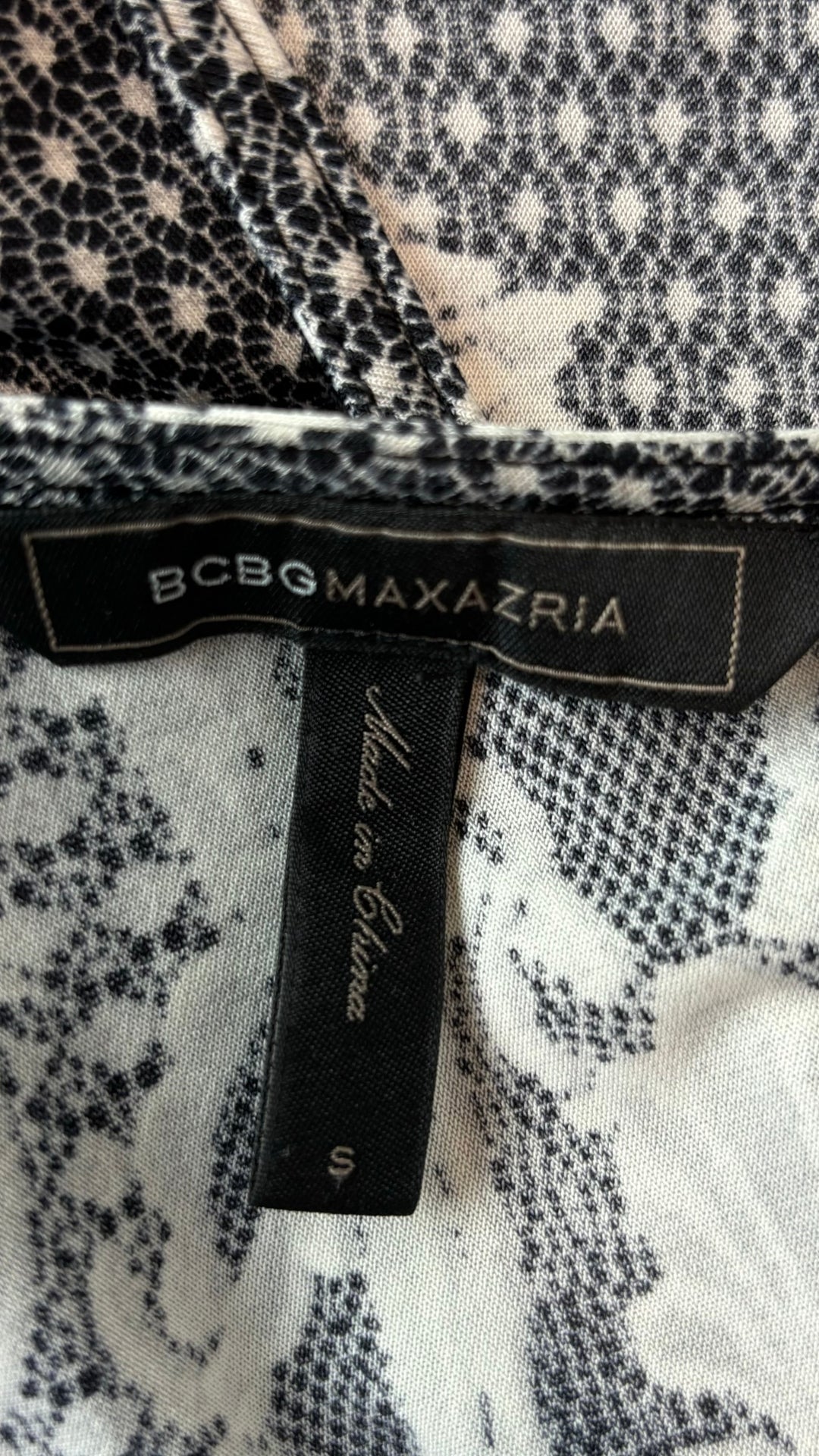 Robe portefeuille modèle Adele de BCBG Max Azria, taille small (xs). Vue de l'étiquette.