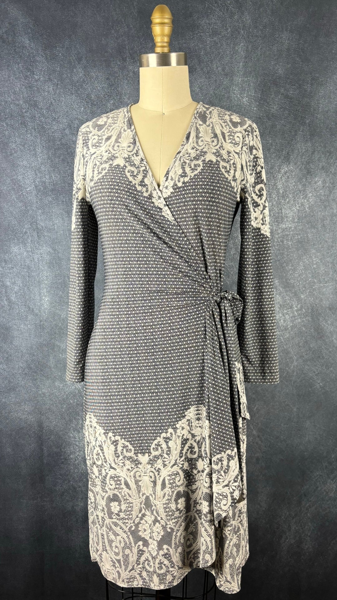 Robe portefeuille modèle Adele de BCBG Max Azria, taille small (xs). Vue de face.