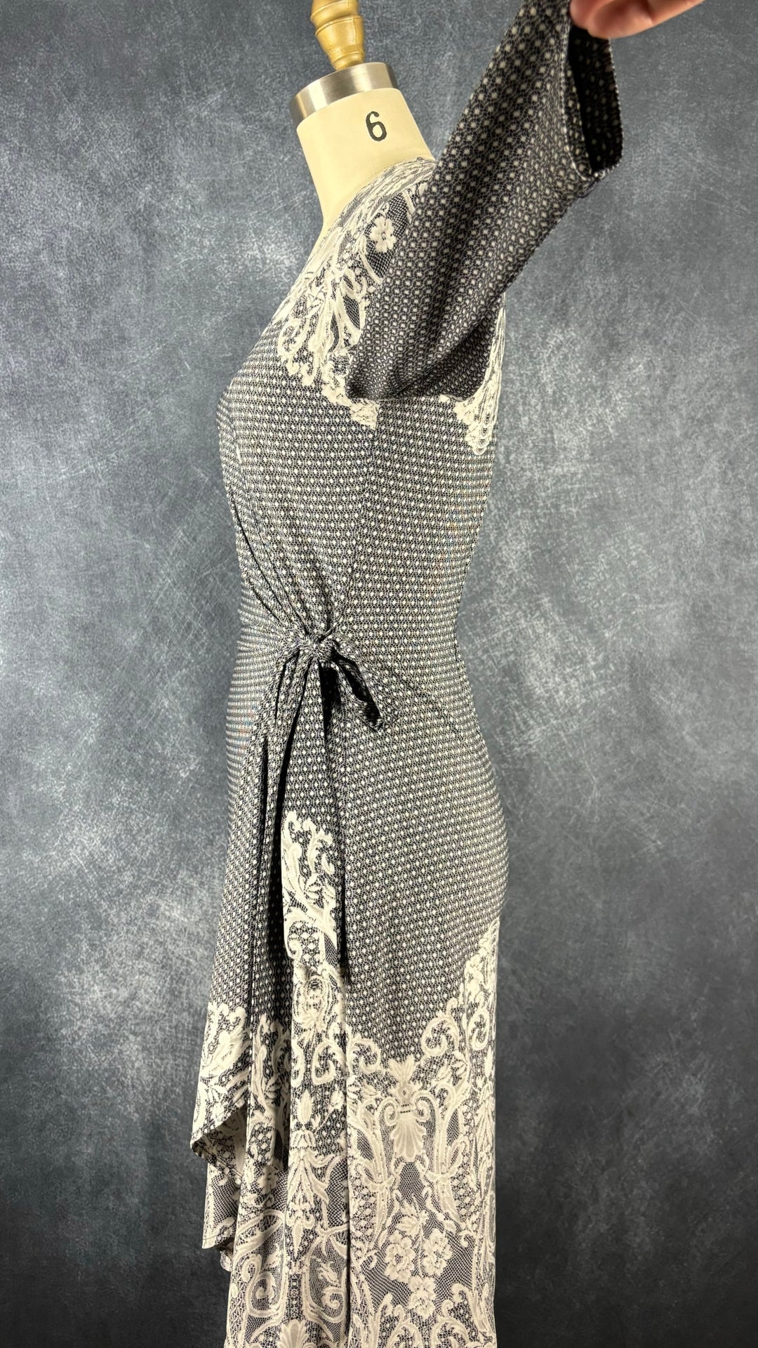Robe portefeuille modèle Adele de BCBG Max Azria, taille small (xs). Vue de côté, manche relevée.