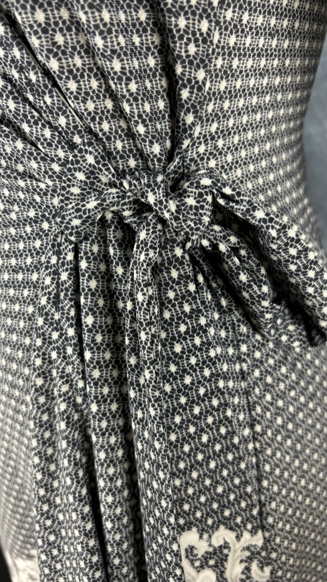 Robe portefeuille modèle Adele de BCBG Max Azria, taille small (xs). Vue du noeud sur le côté.