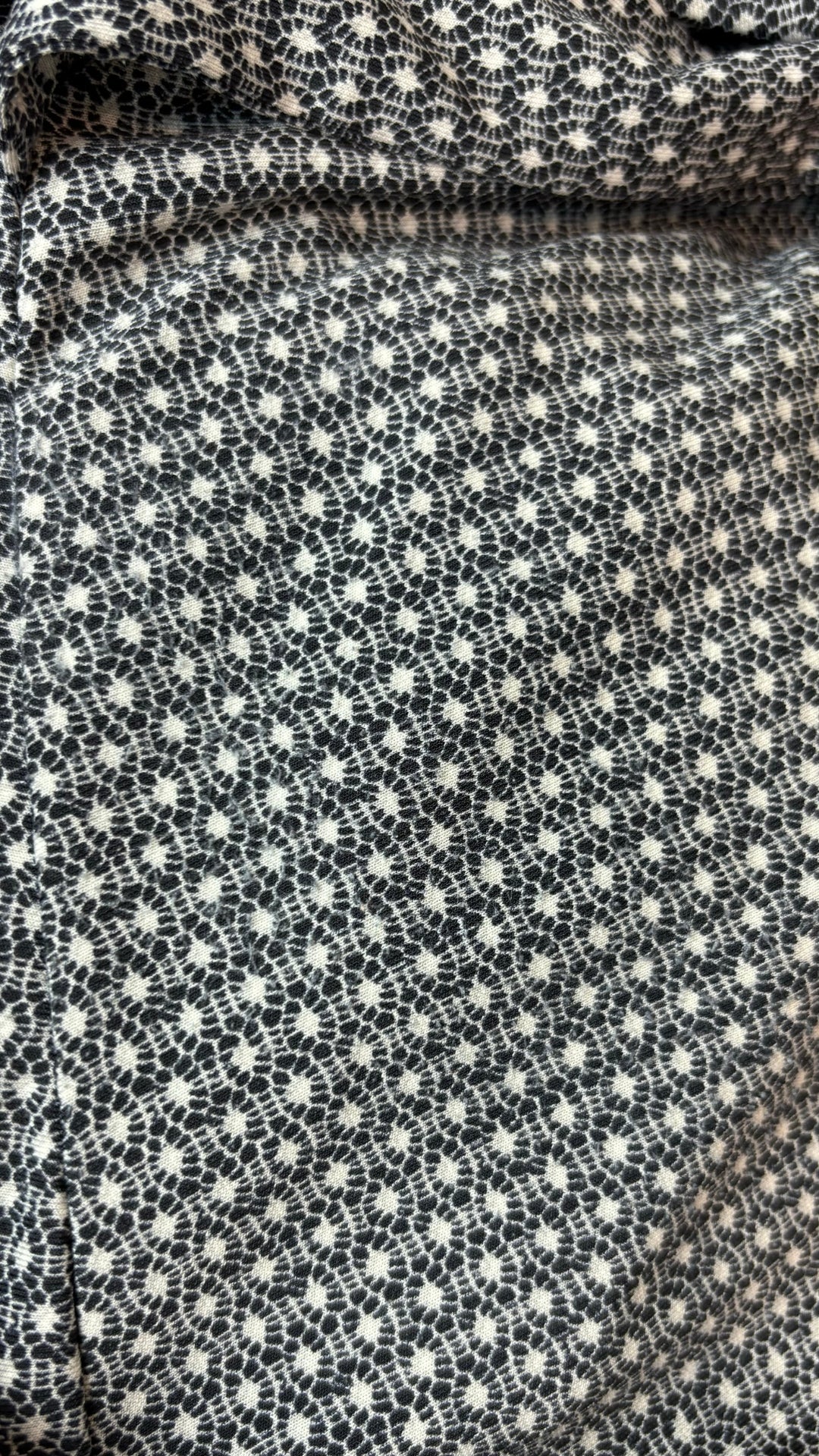 Robe portefeuille modèle Adele de BCBG Max Azria, taille small (xs). Vue de la zone légèrement usée.