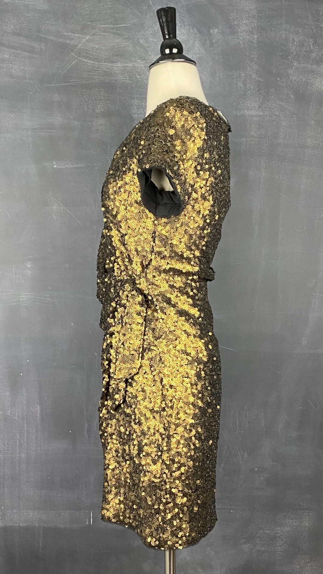 Robe portefeuille à sequins dorés Sézane, taille 34. Vue de côté.