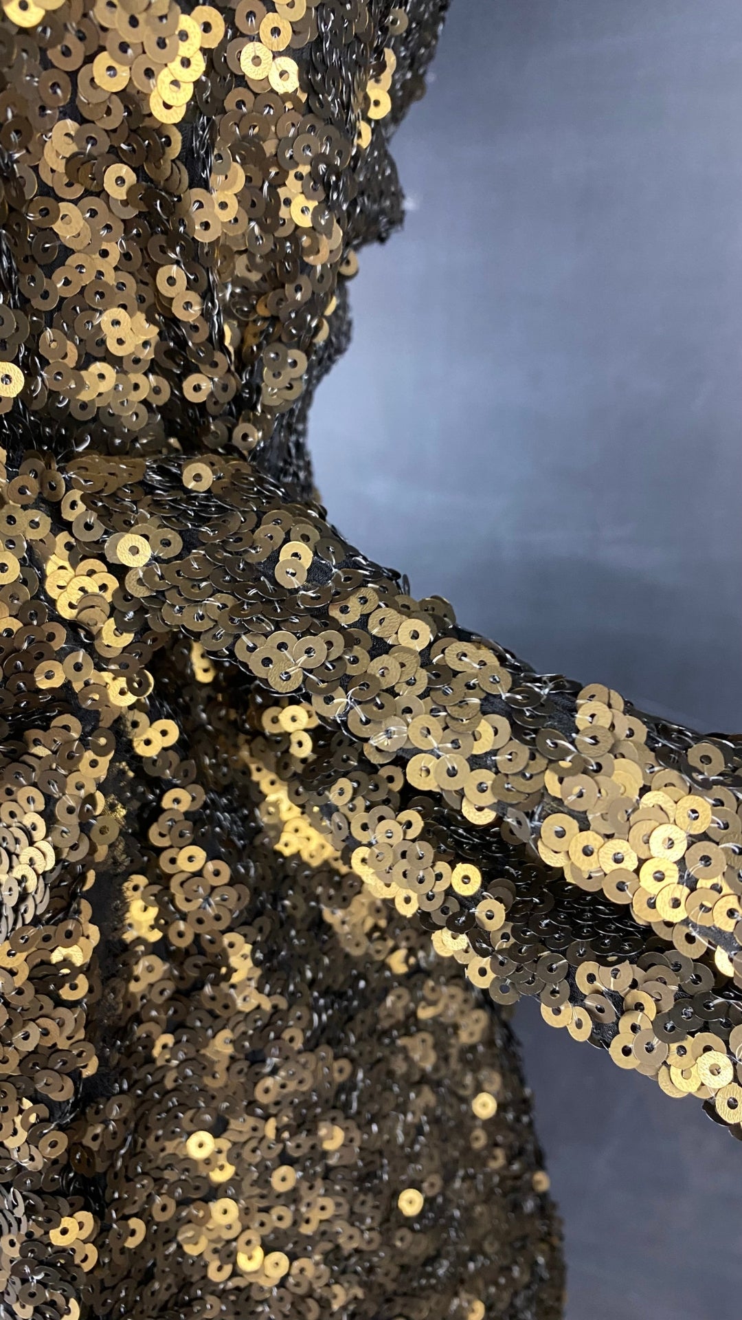 Robe portefeuille à sequins dorés Sézane, taille 34. Vue des ganses pour la refermer.