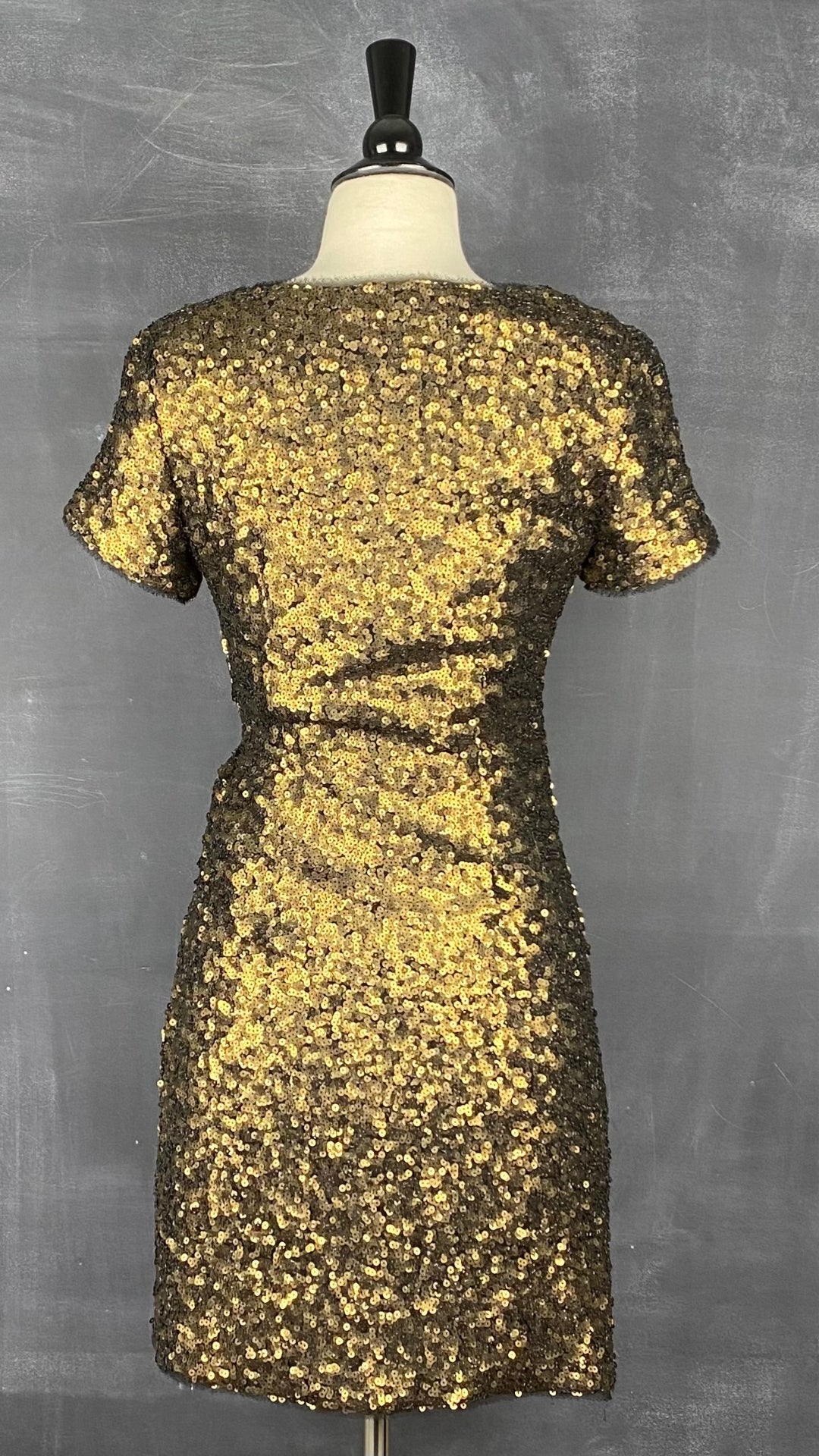 Robe portefeuille à sequins dorés Sézane, taille 34. Vue de dos.