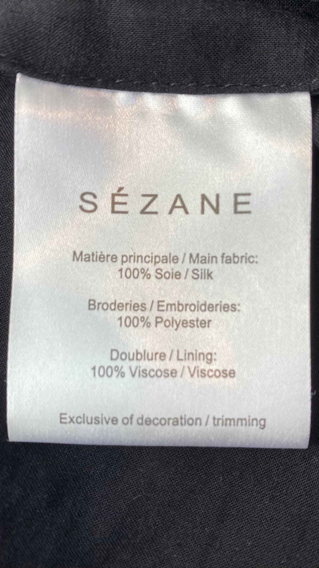 Robe portefeuille à sequins dorés Sézane, taille 34. Vue de l'étiquette de composition.