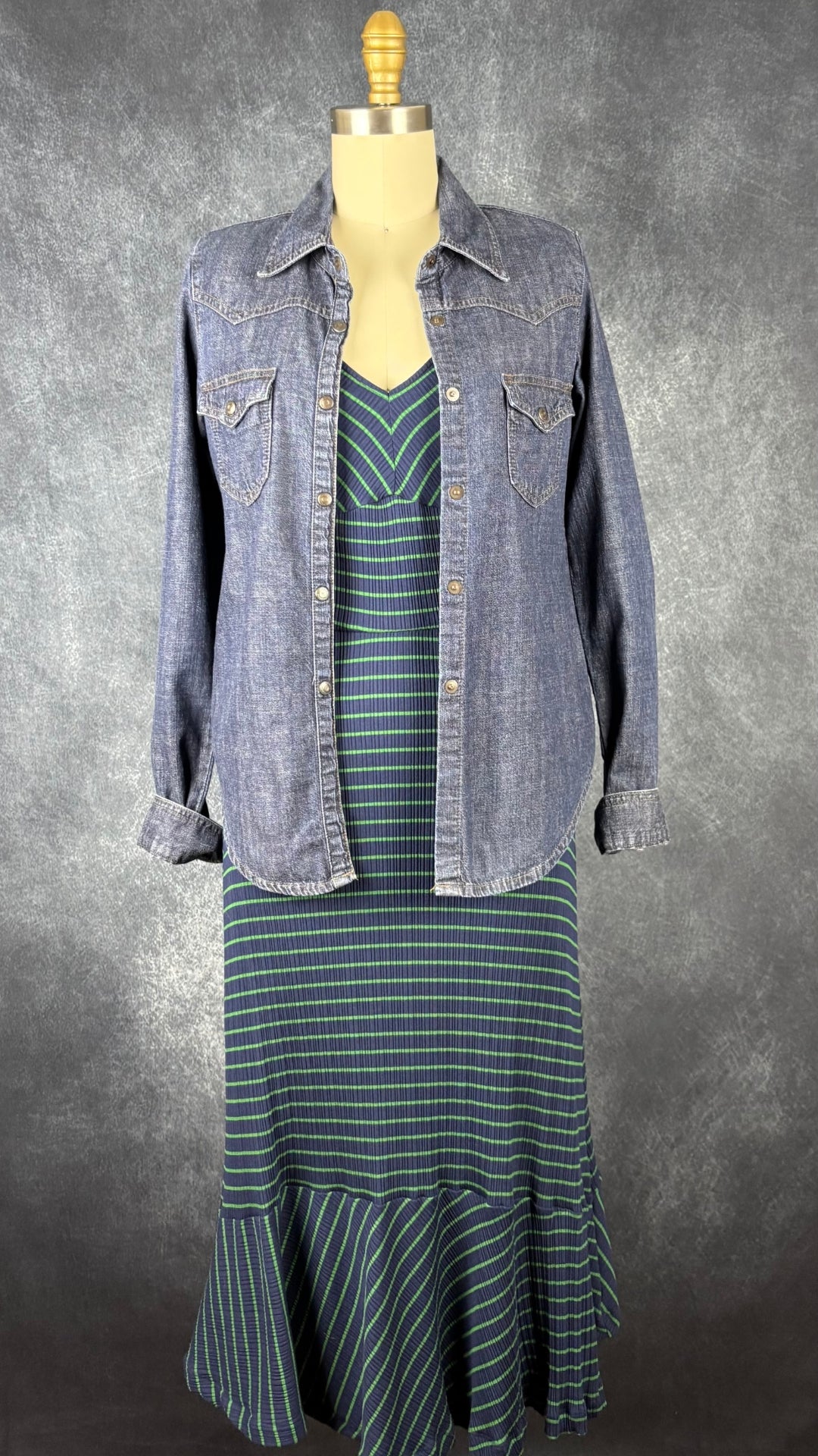 Robe longue en tissu côtelé à rayures Maeve by Anthropologie, taille small (xs). Vue de l'agencement avec la chemise en jeans Mavi.