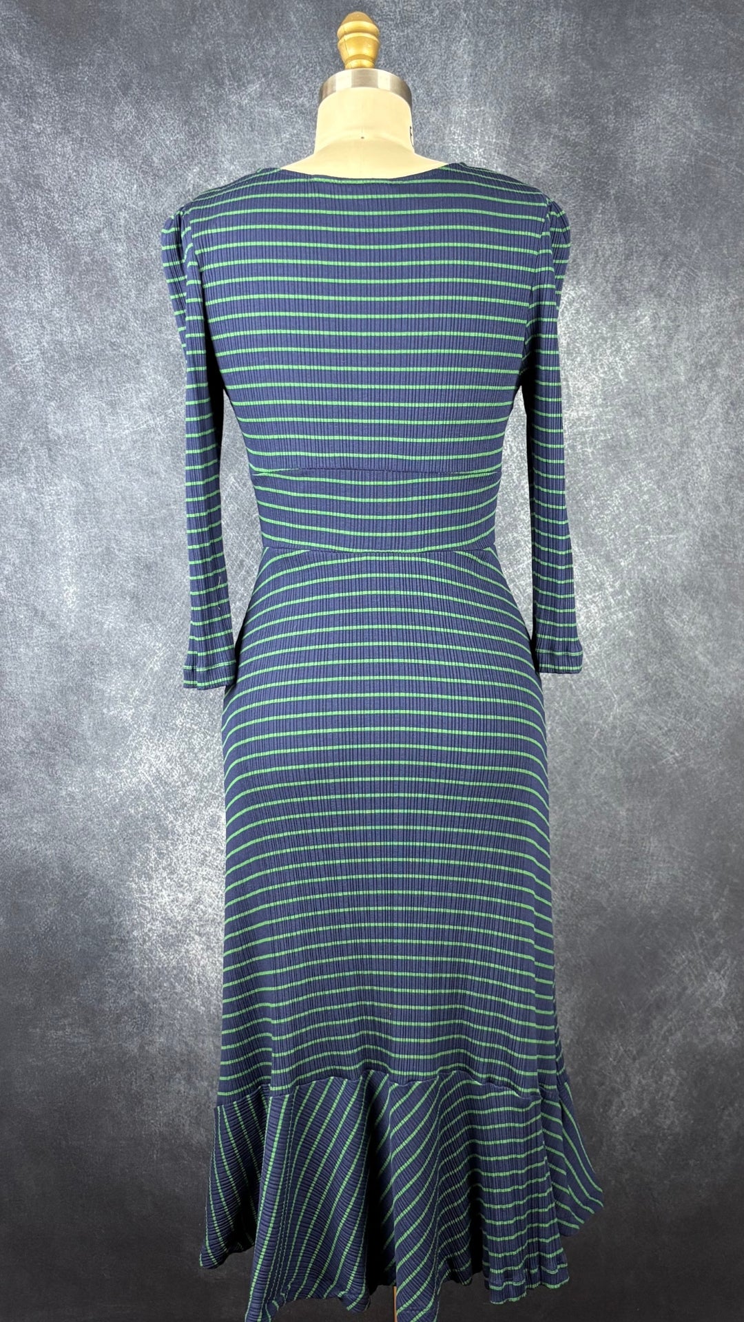 Robe longue en tissu côtelé à rayures Maeve by Anthropologie, taille small (xs). Vue de dos.