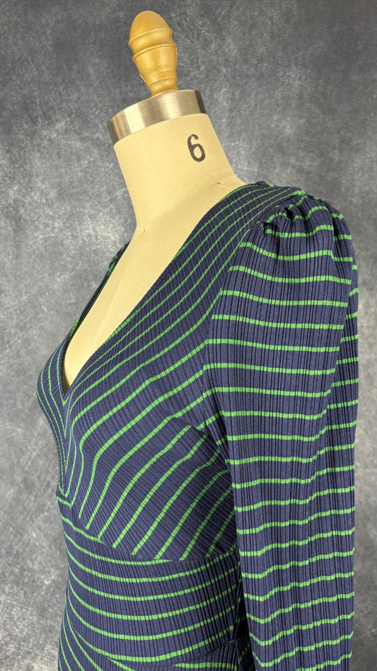 Robe longue en tissu côtelé à rayures Maeve by Anthropologie, taille small (xs). Vue de l'encolure.