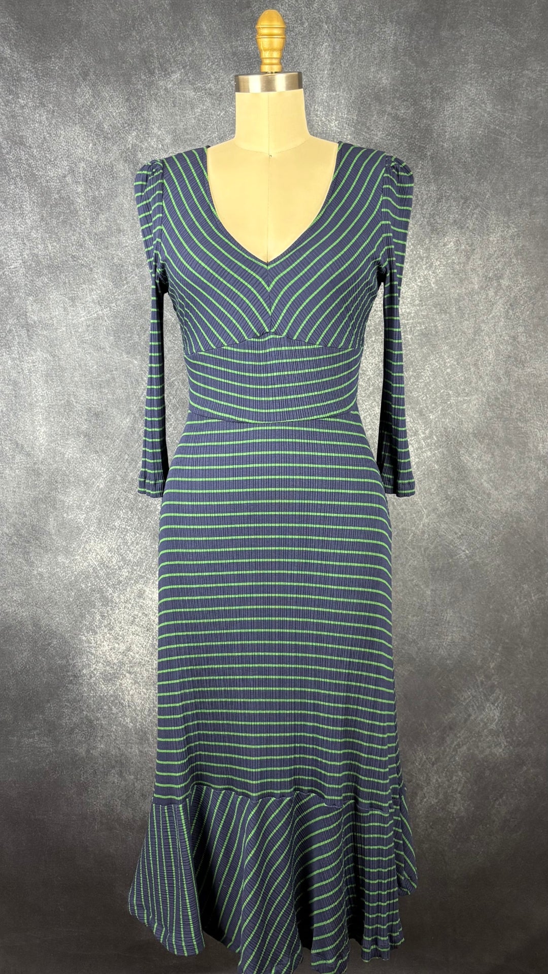 Robe longue en tissu côtelé à rayures Maeve by Anthropologie, taille small (xs). Vue de face.