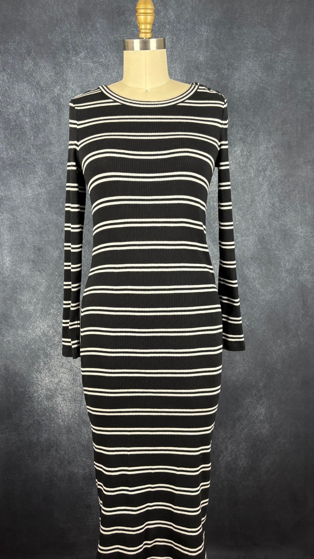 Robe midi à rayures Massimo Dutti, taille xs. Vue de face.