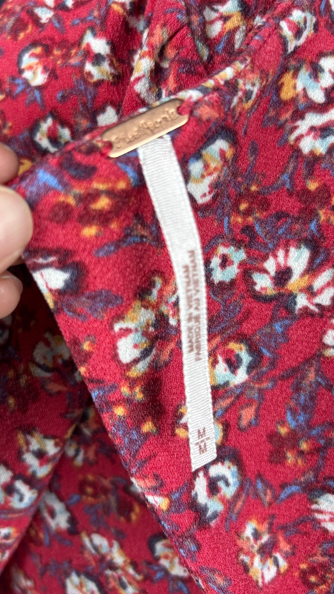 Robe rose melon à motif floral extensible, Free People, taille medium (qui fait aussi small). Vue de l'étiquette.