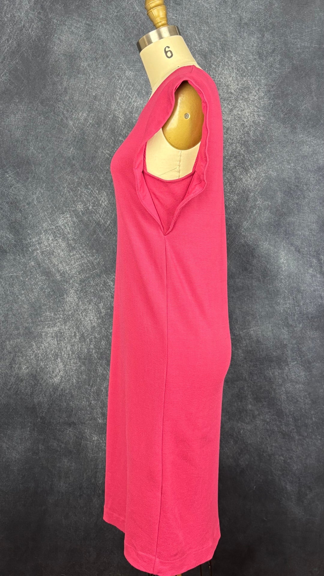 Robe droite rose framboise Massimo Dutti, taille medium (fait plus small). Vue de côté.