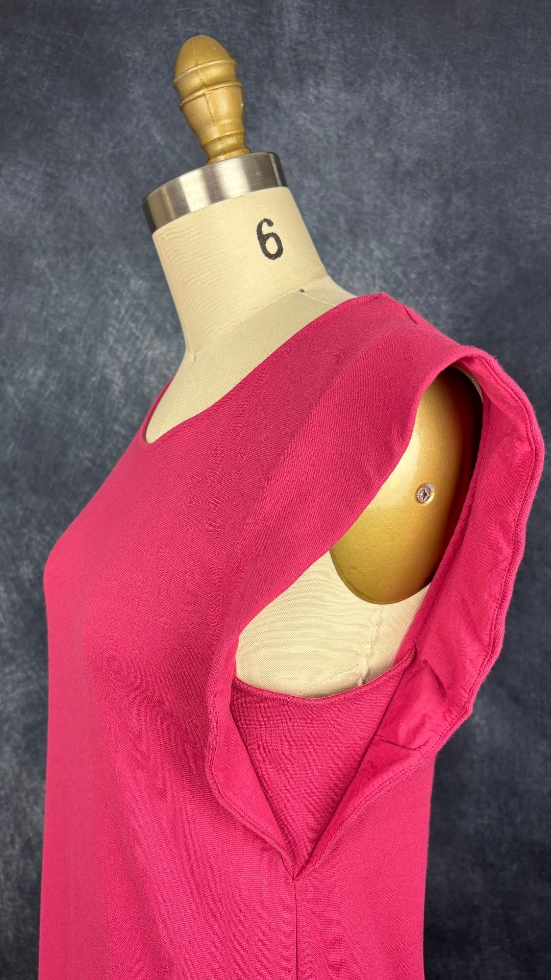 Robe droite rose framboise Massimo Dutti, taille medium (fait plus small). Vue de l'encolure.