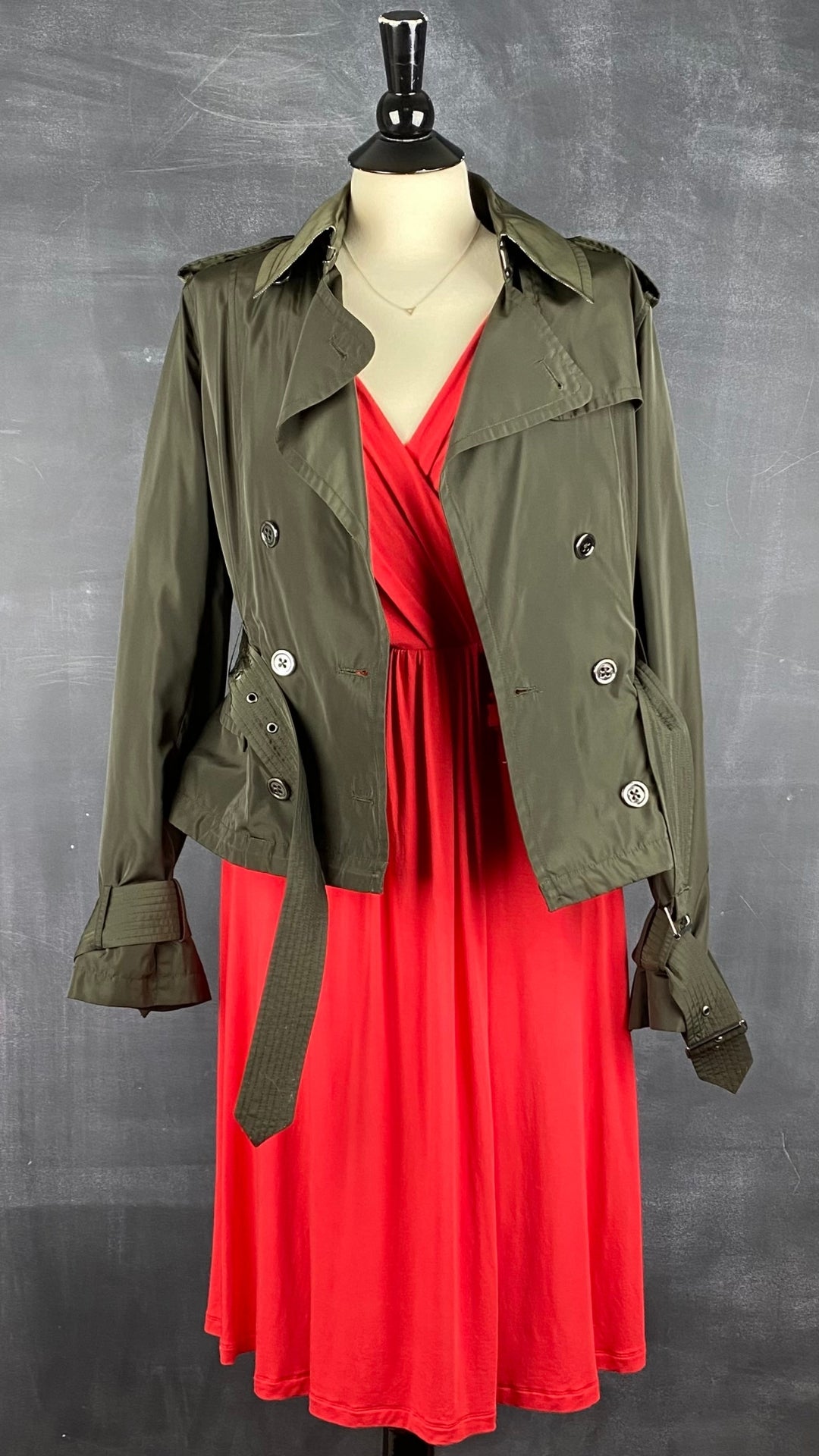 Robe rouge extensible cache-coeur drapé Tristan, taille medium. Vue de l'agencement avec le trench court vert Tristan.