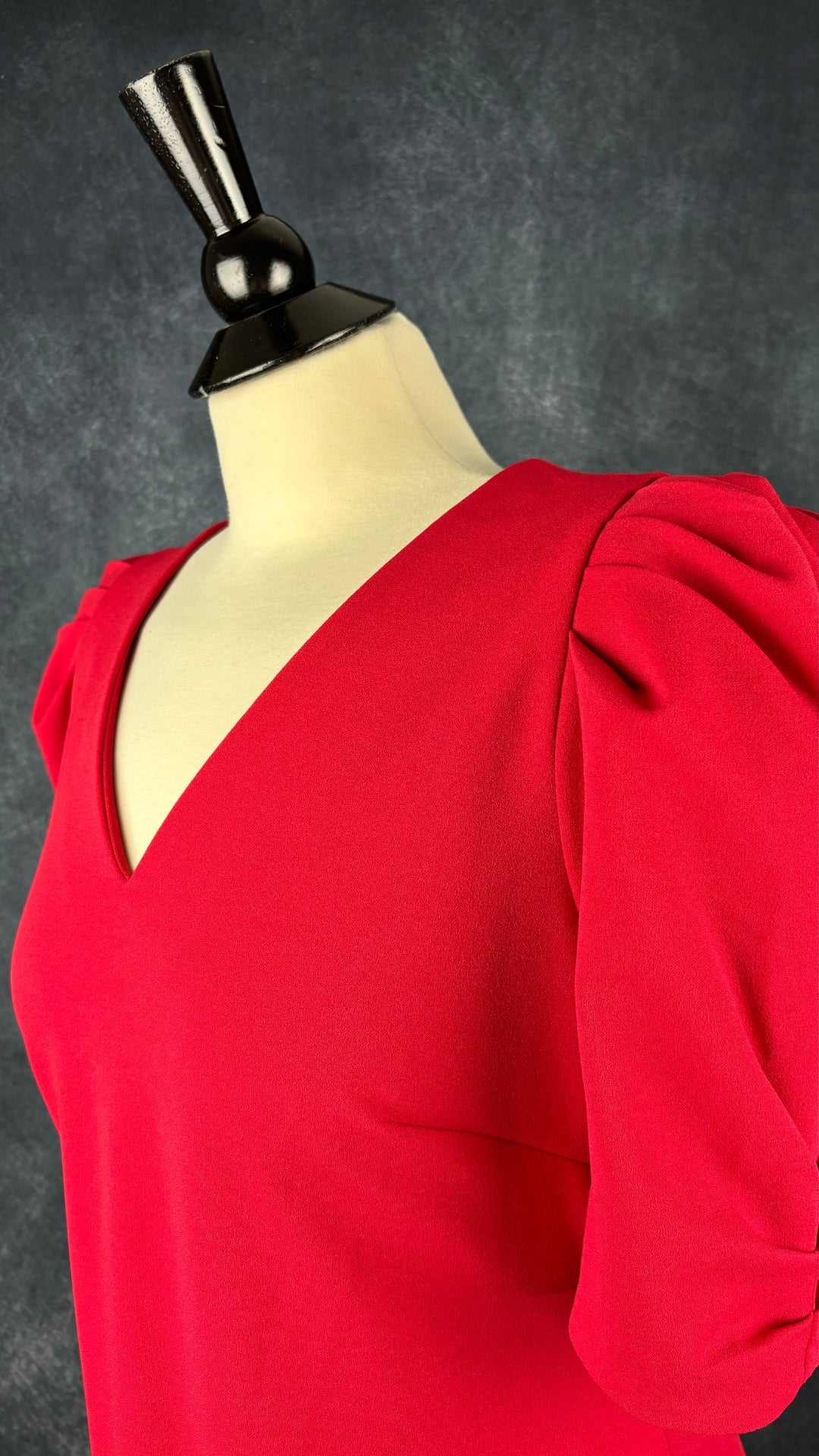 Robe rouge manche gigot Calvin Klein, taille 10. Vue de l'encolure.