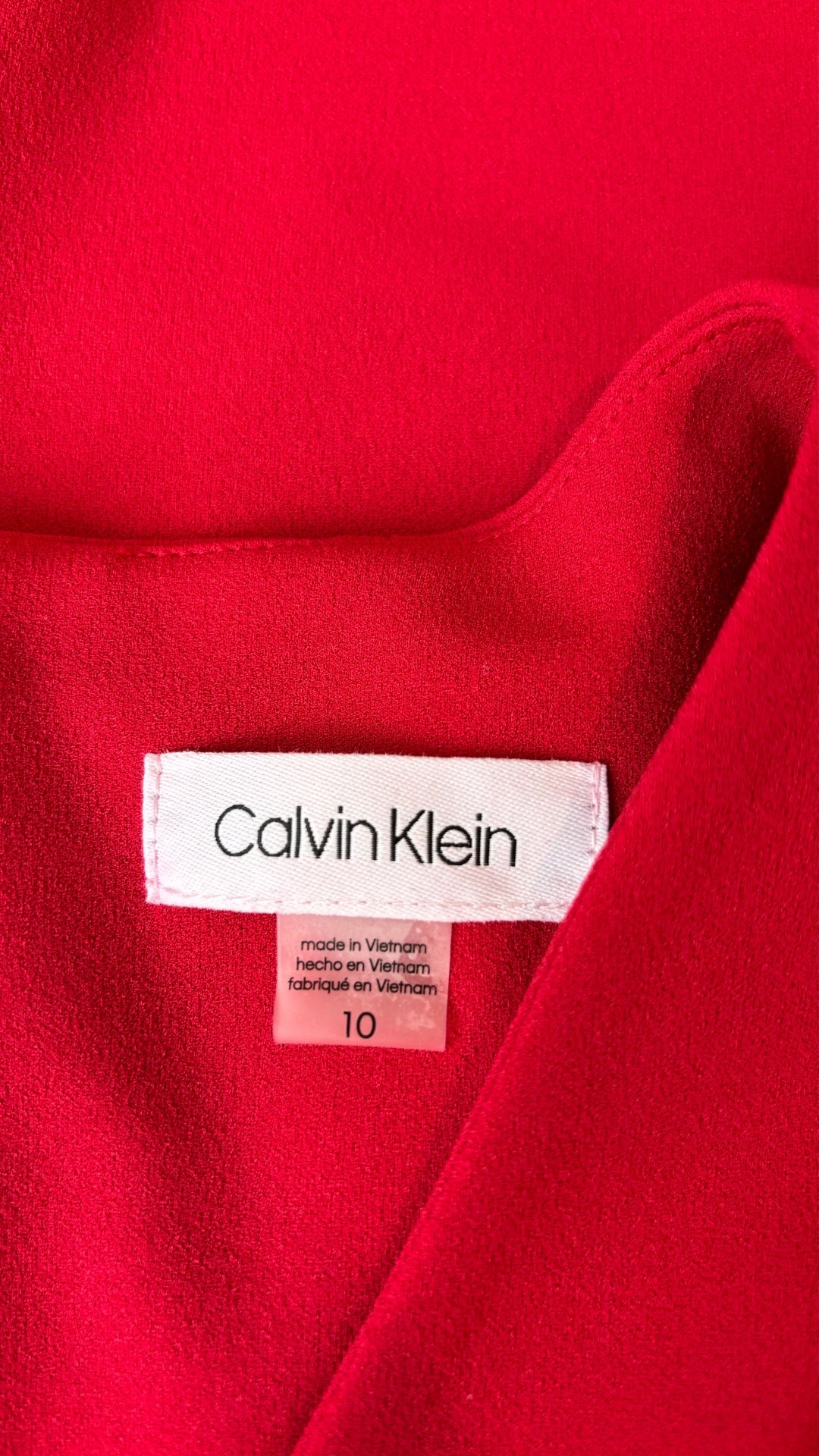 Robe rouge manche gigot Calvin Klein, taille 10. Vue de l'étiquette.