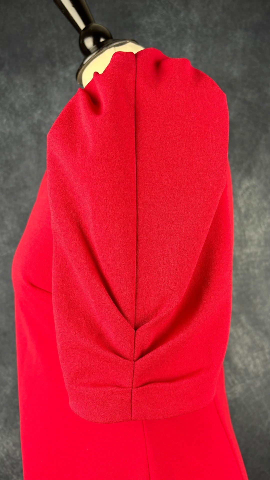 Robe rouge manche gigot Calvin Klein, taille 10. Vue de la manche.