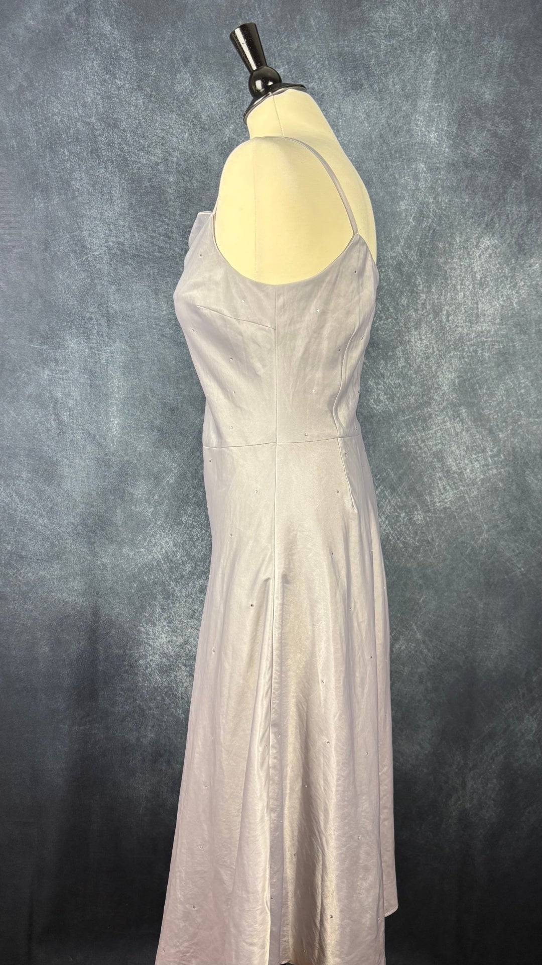 Robe midi satinée grise avec insertion de cristaux InWear, taille 12. Vue de côté.