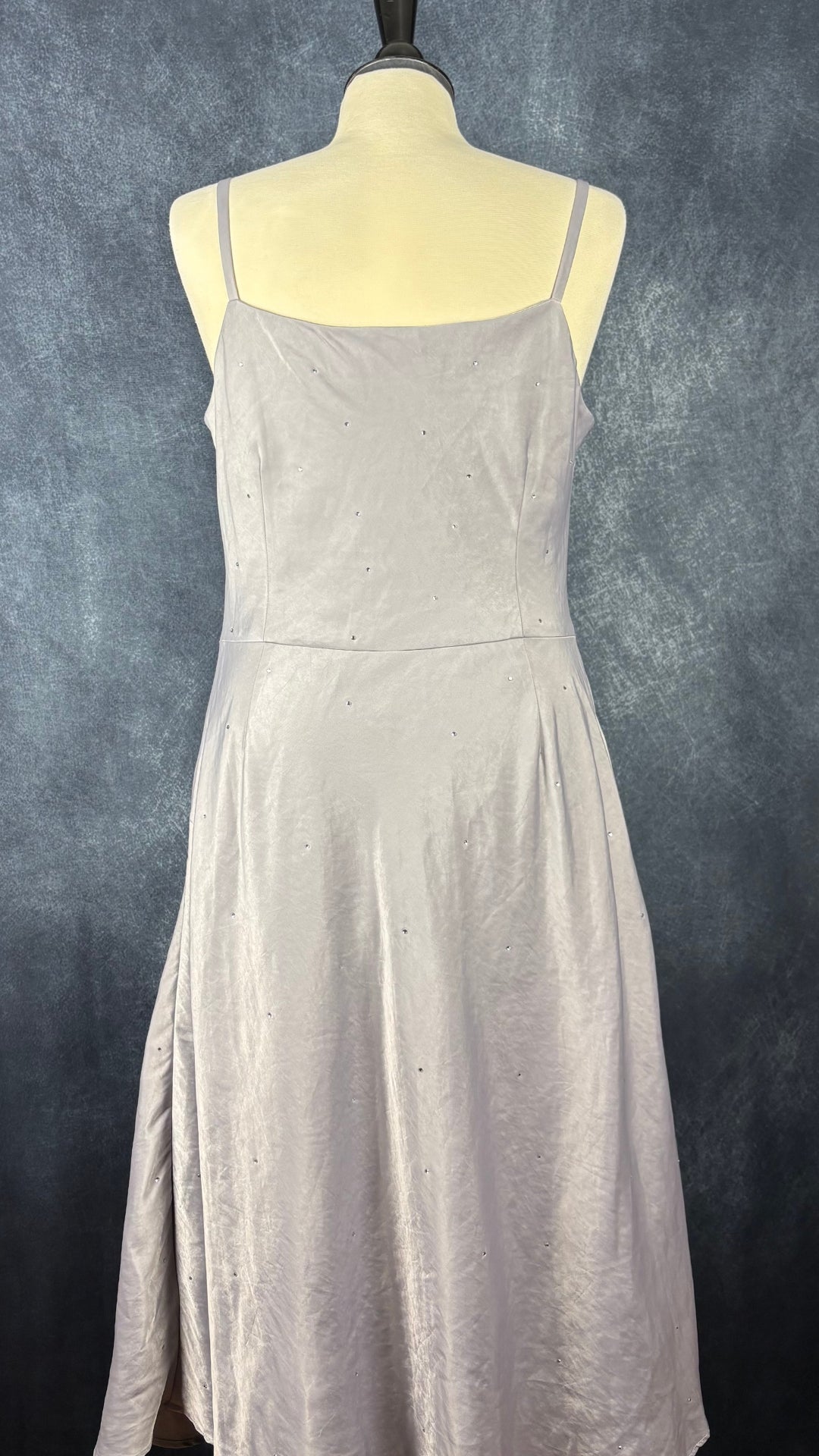 Robe midi satinée grise avec insertion de cristaux InWear, taille 12. Vue de dos.