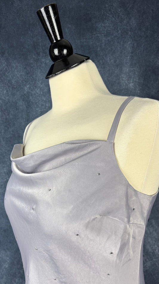 Robe midi satinée grise avec insertion de cristaux InWear, taille 12. Vue de l'encolure.