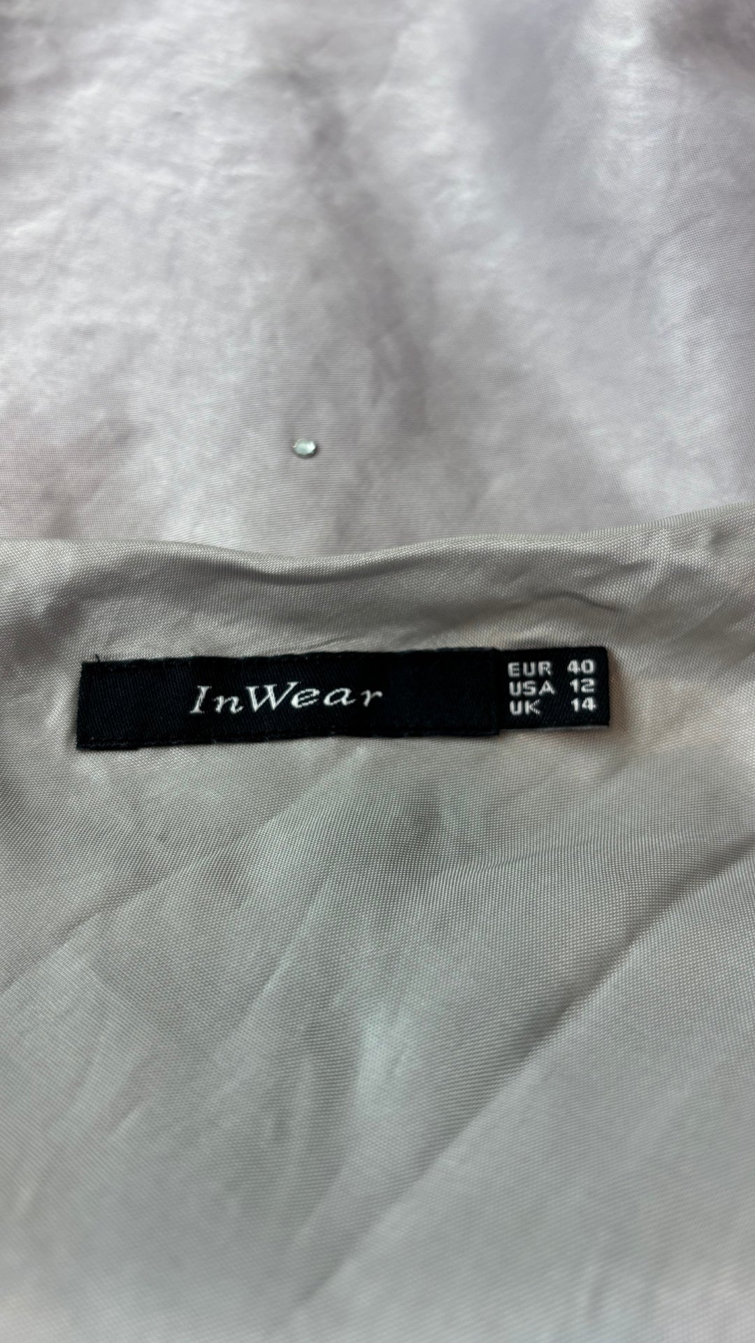 Robe midi satinée grise avec insertion de cristaux InWear, taille 12. Vue de l'étiquette.