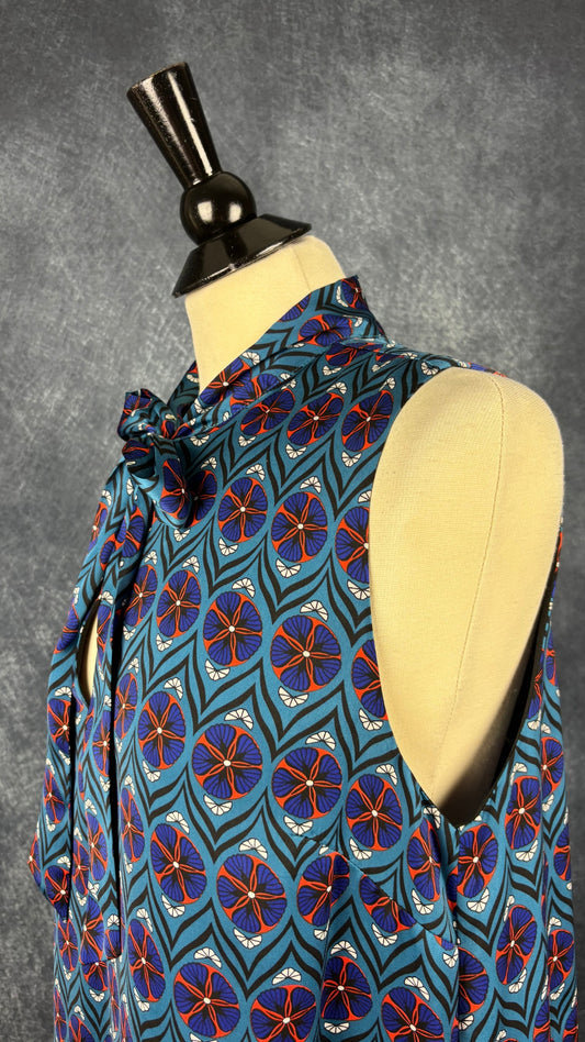 Robe satinée fluide à motifs et jupe plissée Tristan, taille large. Vue de l'encolure.