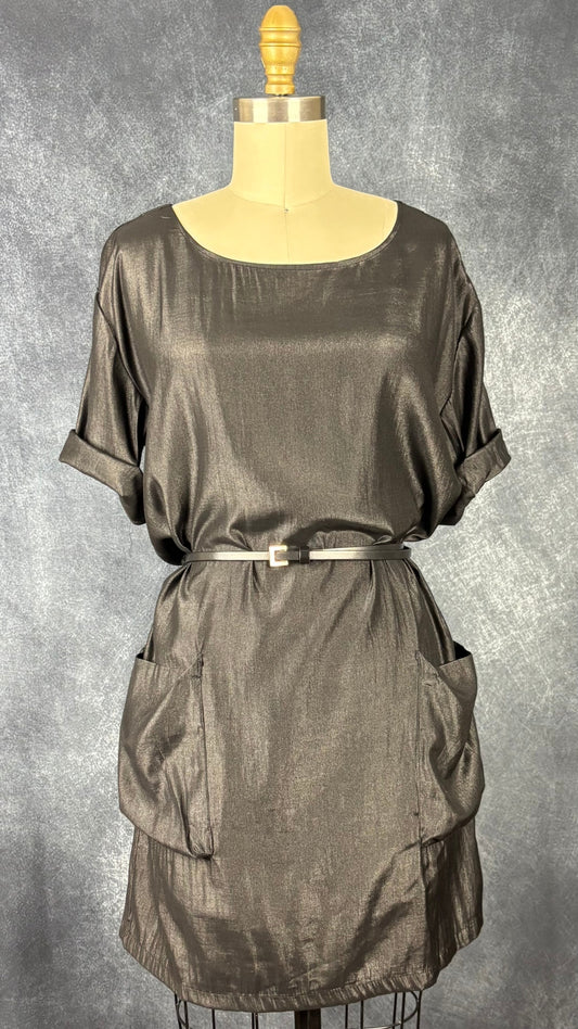 Robe scintillante noire Soaked in Luxury, taille small (peut aussi faire medium). Vue de la robe avec une fine ceinture.