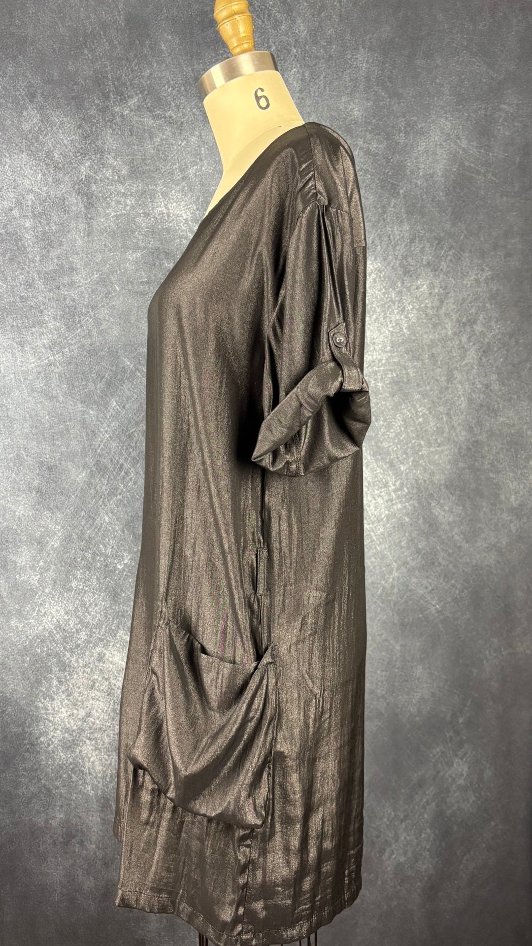 Robe scintillante noire Soaked in Luxury, taille small (peut aussi faire medium). Vue de côté.