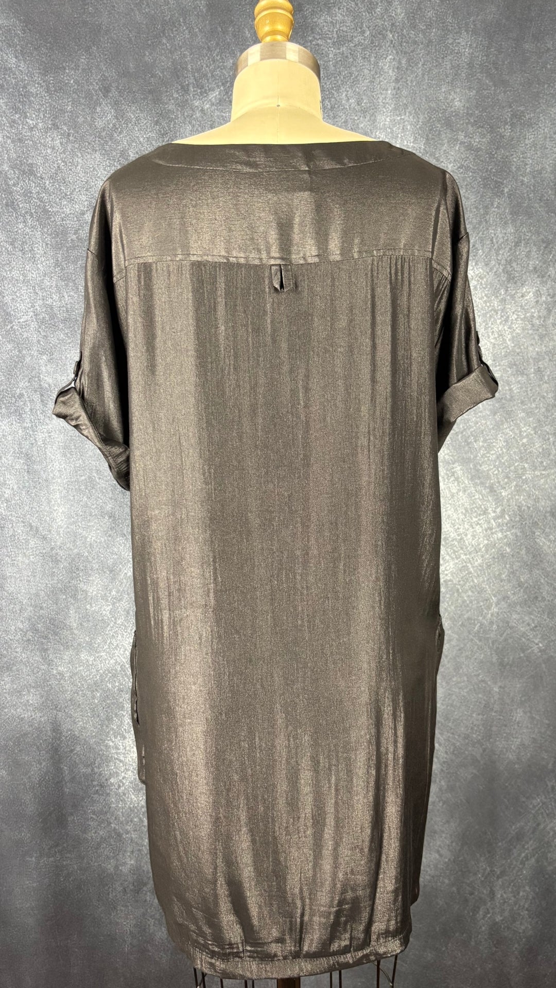 Robe scintillante noire Soaked in Luxury, taille small (peut aussi faire medium). Vue de dos.