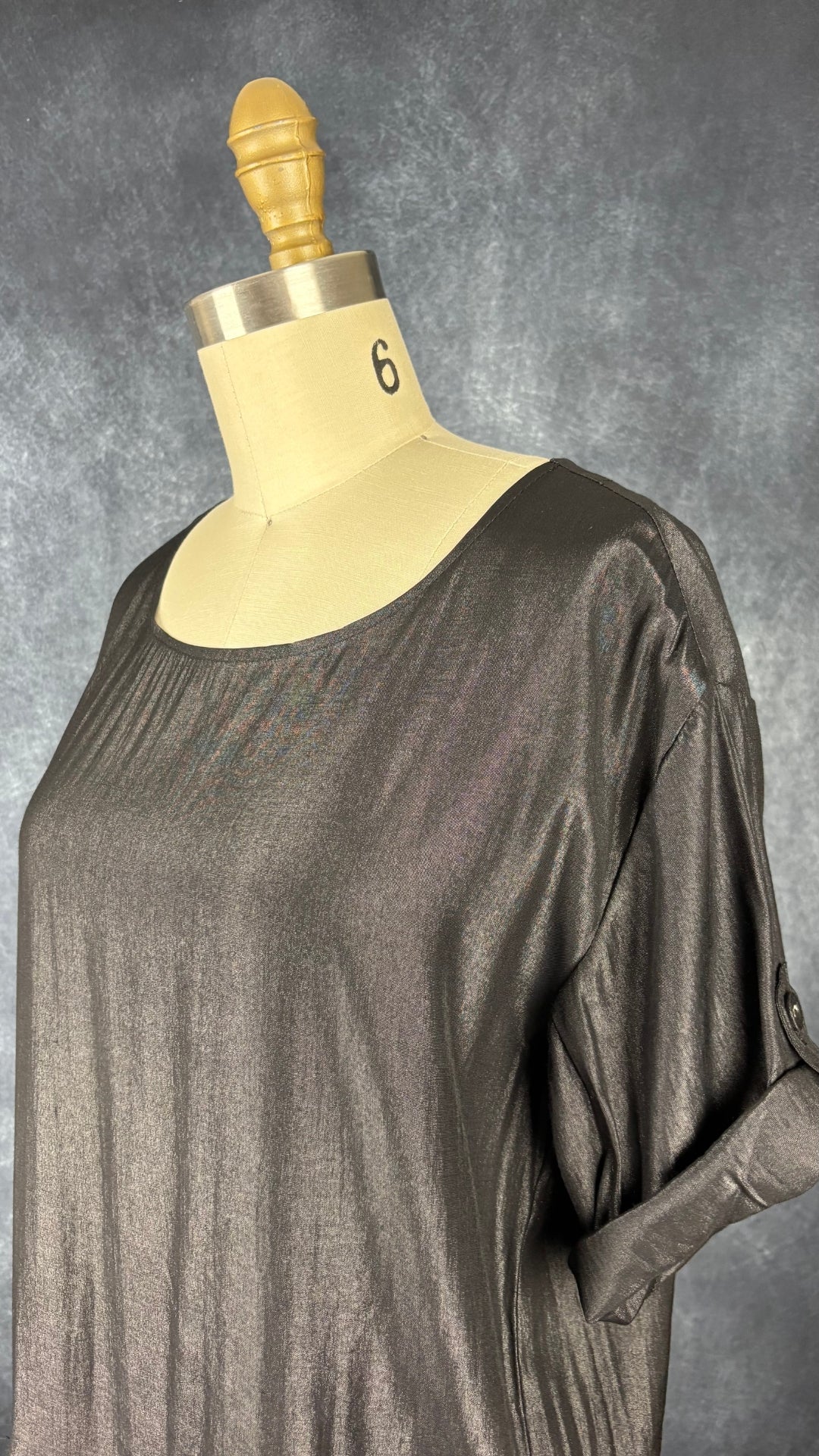Robe scintillante noire Soaked in Luxury, taille small (peut aussi faire medium). Vue de l'encolure.