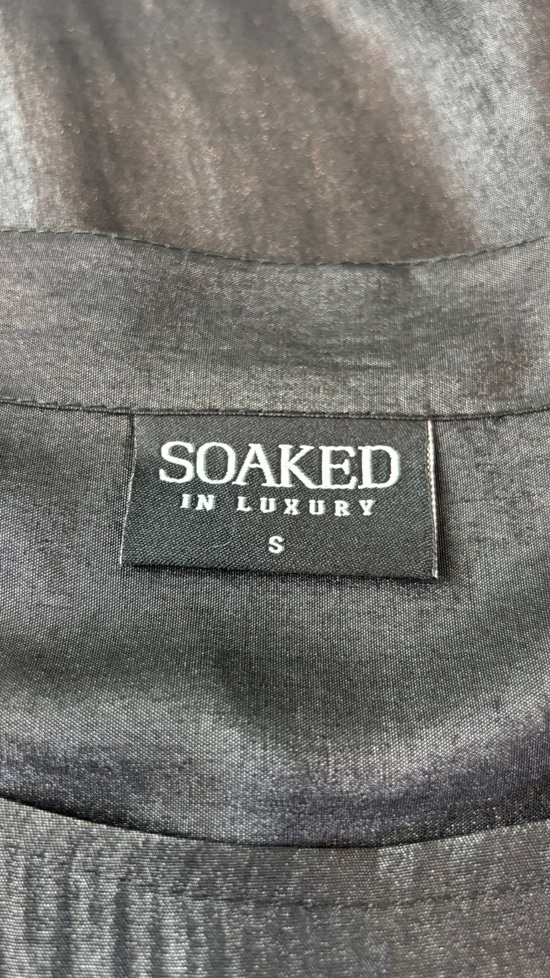 Robe scintillante noire Soaked in Luxury, taille small (peut aussi faire medium). Vue de l'étiquette.