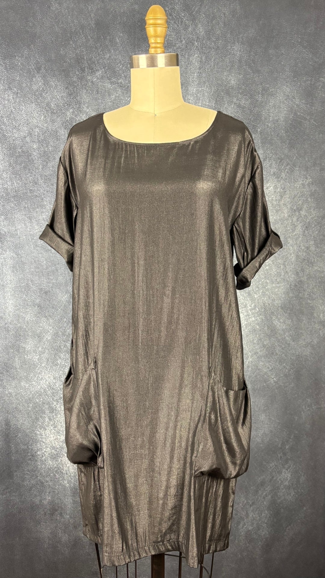 Robe scintillante noire Soaked in Luxury, taille small (peut aussi faire medium). Vue de face.