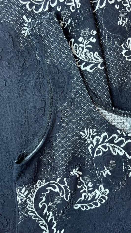 Robe texturée romantique Luc Fontaine, taille medium. Vue de près du tissu.