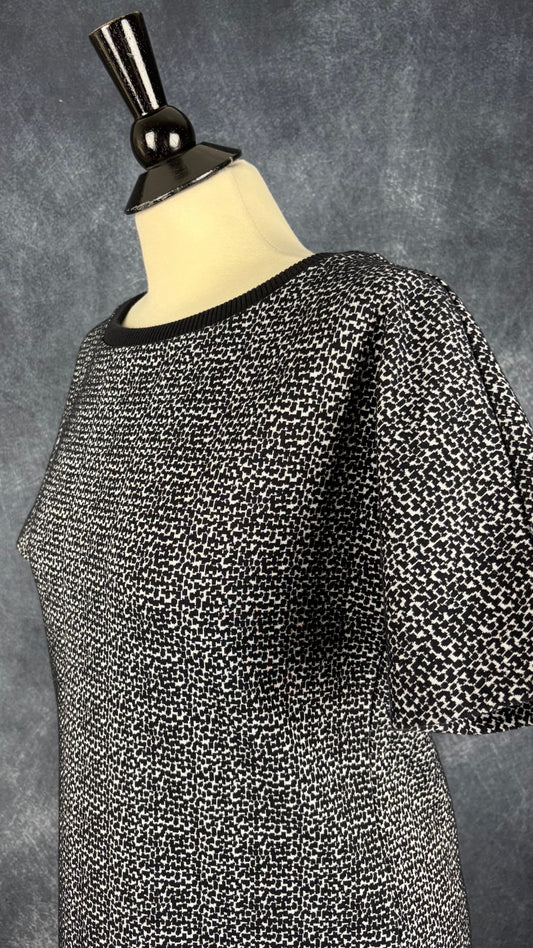 Robe en tricot à motif graphique à manches dolman courtes Weekend MaxMara, taille estimée à m/l. Vue de l'encolure.