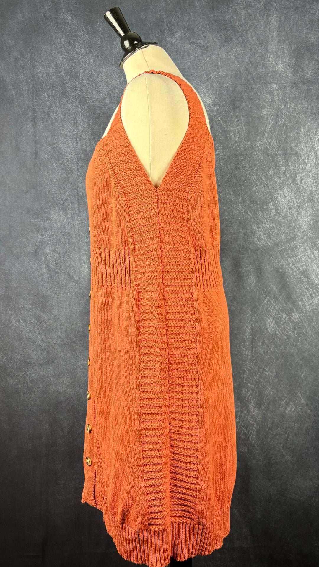 Robe en tricot de coton orangé doux Jackson Rowe. Vue de côté.