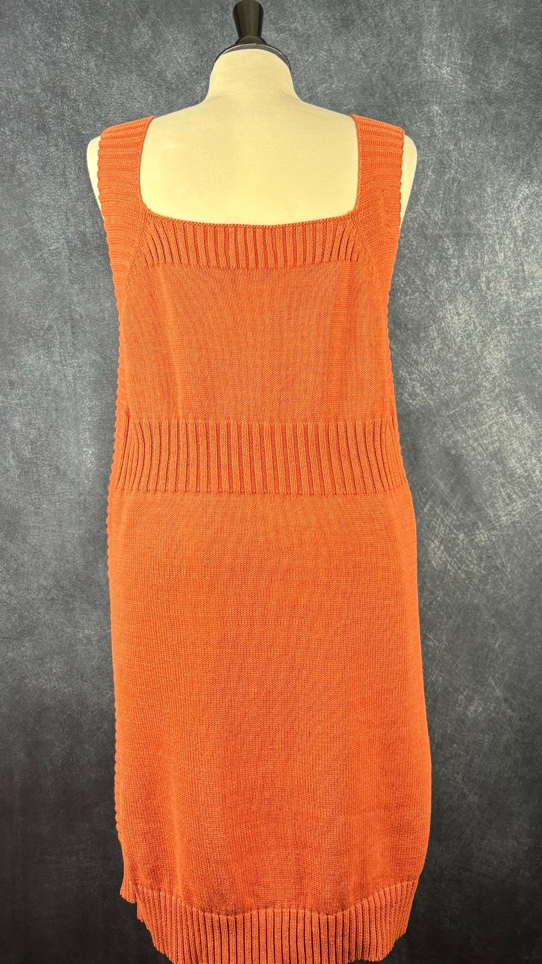 Robe en tricot de coton orangé doux Jackson Rowe. Vue de dos.