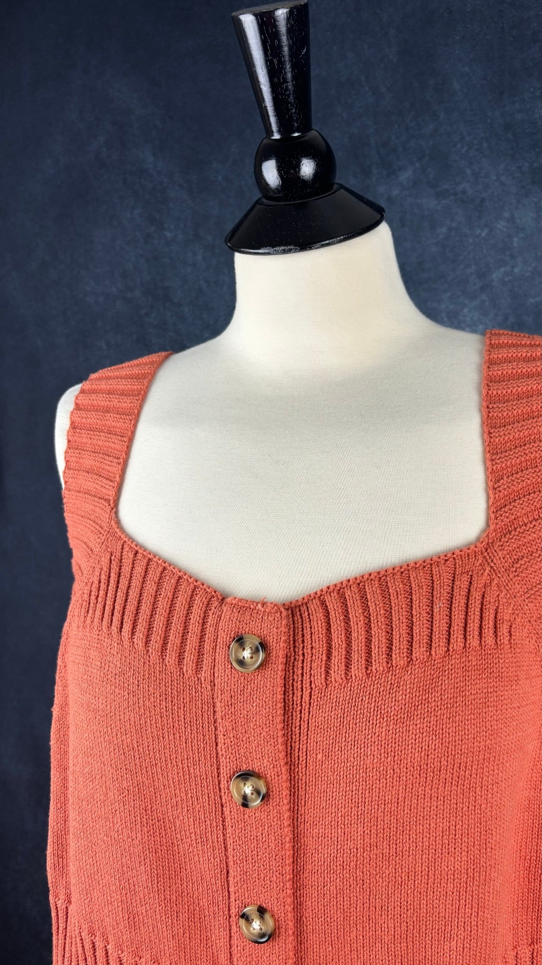 Robe en tricot de coton orangé doux Jackson Rowe. Vue de l'encolure.