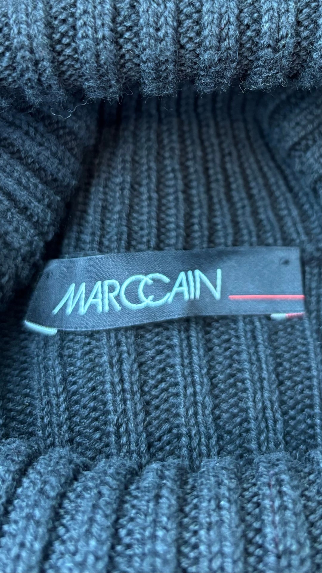 Robe tunique noire en tricot à col roulé Marc Cain, taille estimée à xs/s. Vue de l'étiquette.