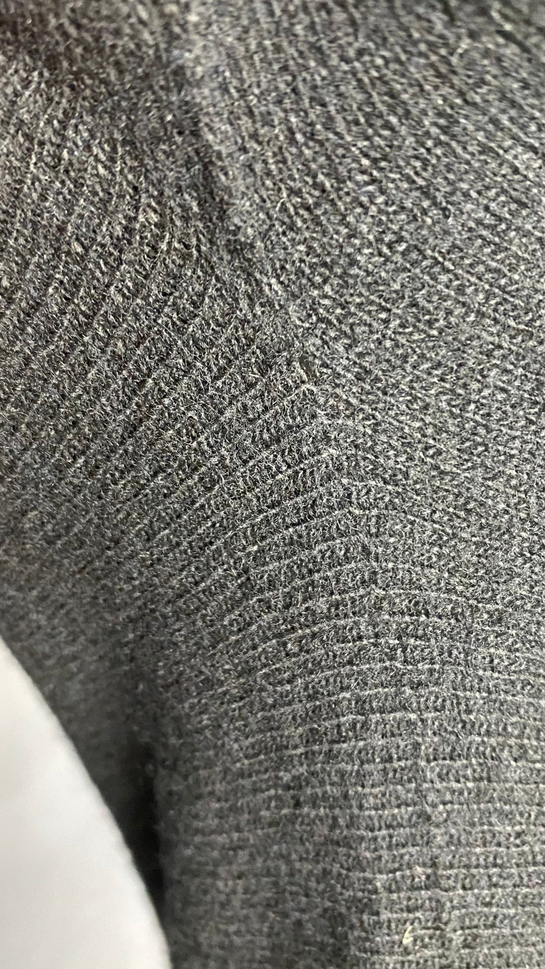 Robe tunique en tricot noir La fée Maraboutée, taille small (1). Vue de l'aisselle droite.
