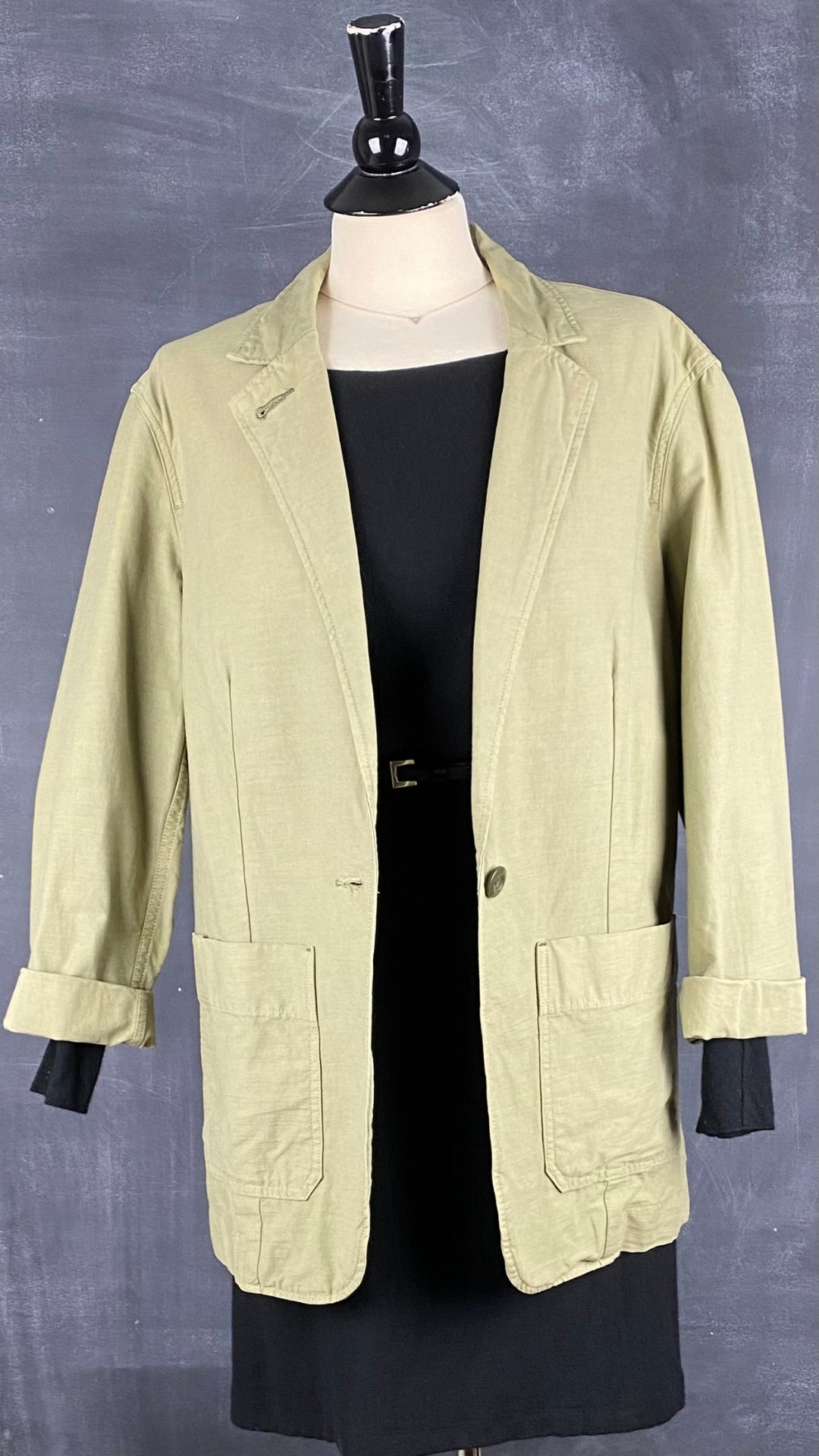 Robe tunique en tricot noir La fée Maraboutée, taille small (1). Vue de face, avec blazer en coton bio Everlane et ceinture fine.