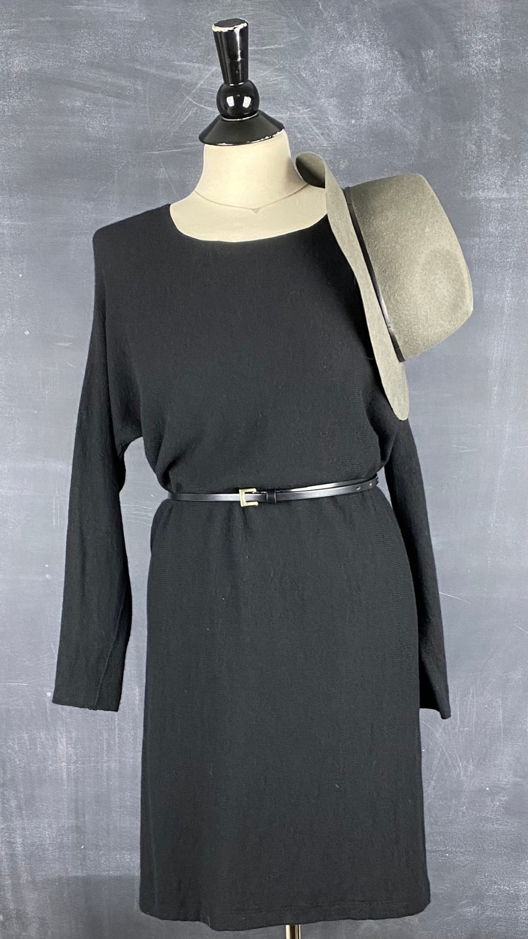 Robe tunique en tricot noir La fée Maraboutée, taille small (1). Vue de face, avec ceinture fine et chapeau.